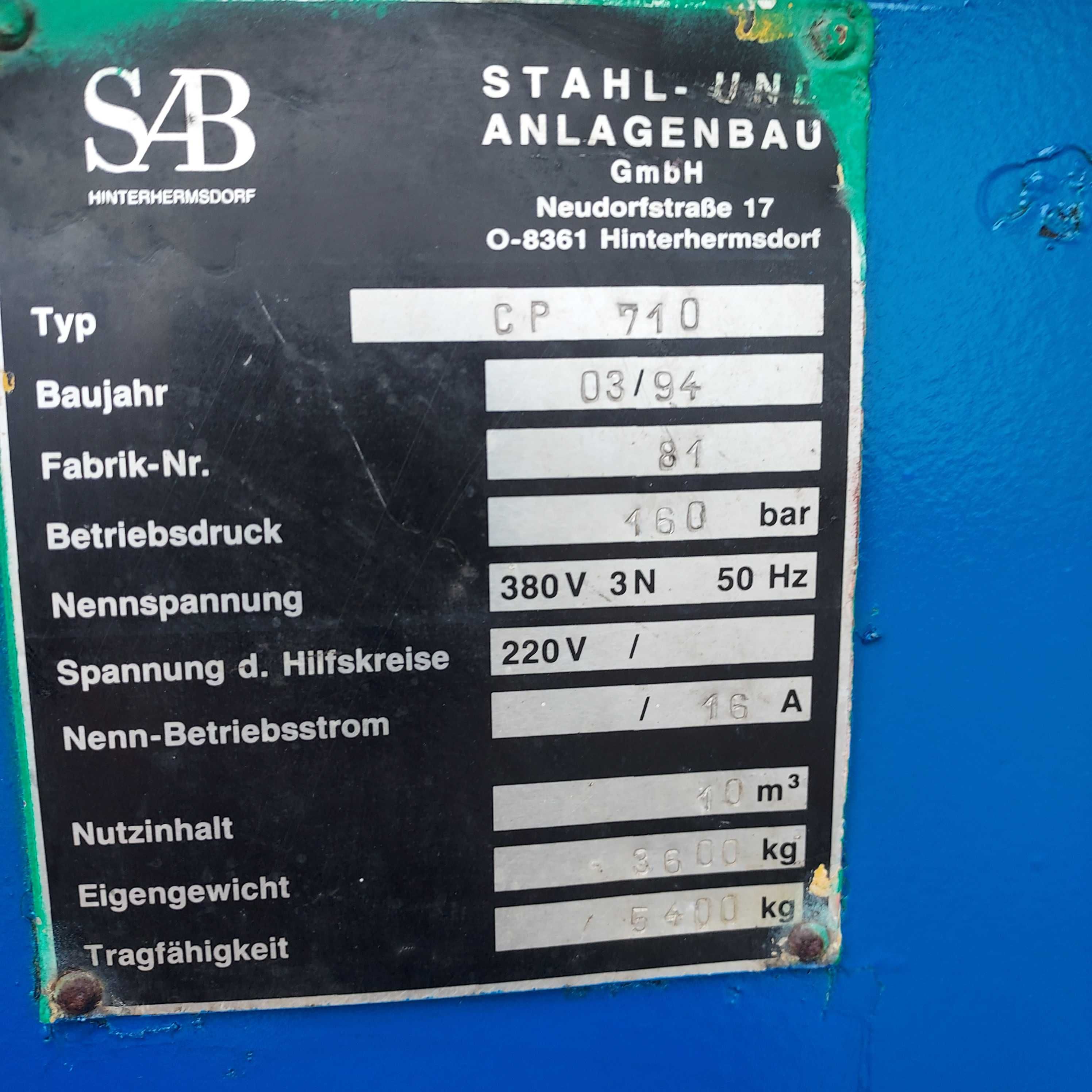 Praso kontener do makulatury i innych odpadów.