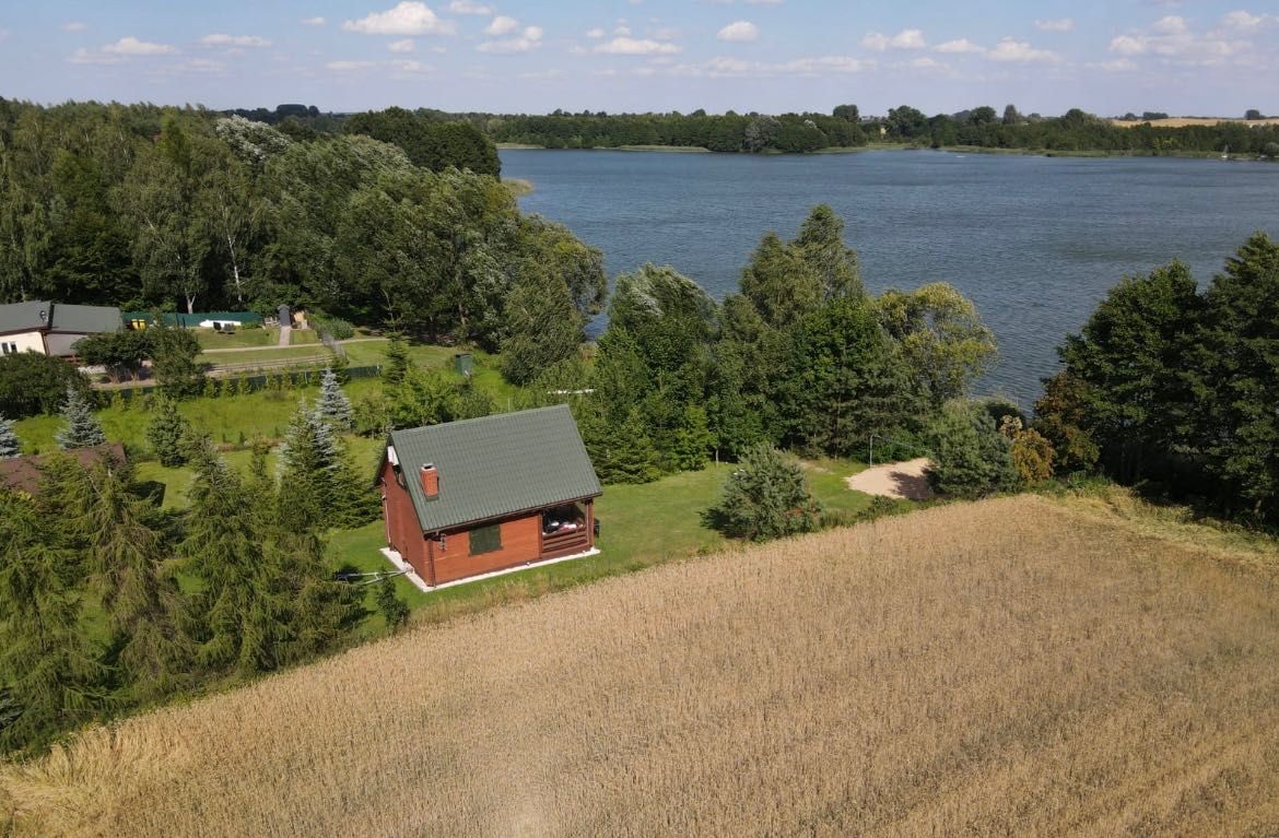 Domek nad jeziorem Głuszyńskim w pierwszej linii brzegowej