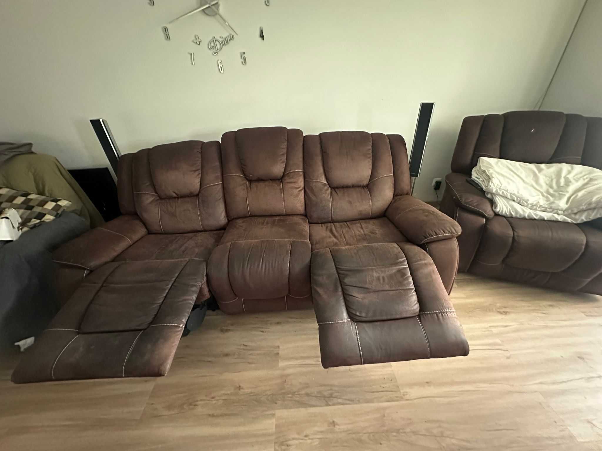 Um sofa de 3 posições  e 2 de uma posição