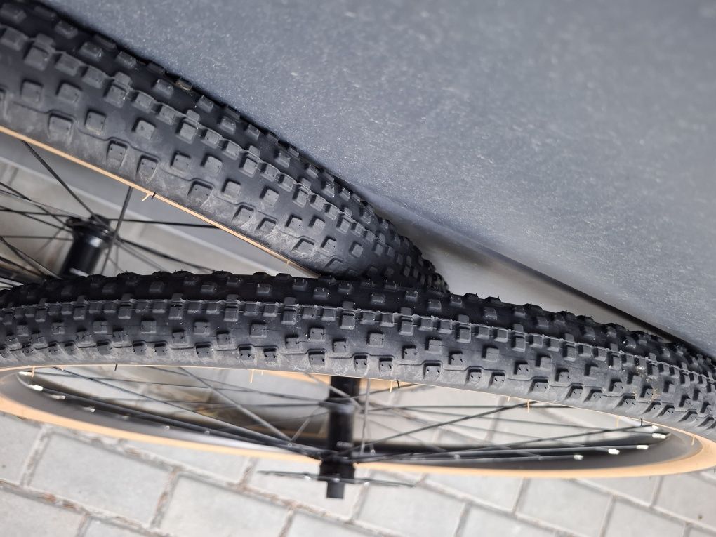 Kompletne koła gravel 700x42c Shimano WTB Tektro