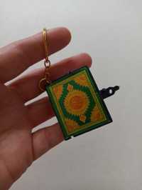 Miniaturowa książka książeczka Koran isnam breloczek