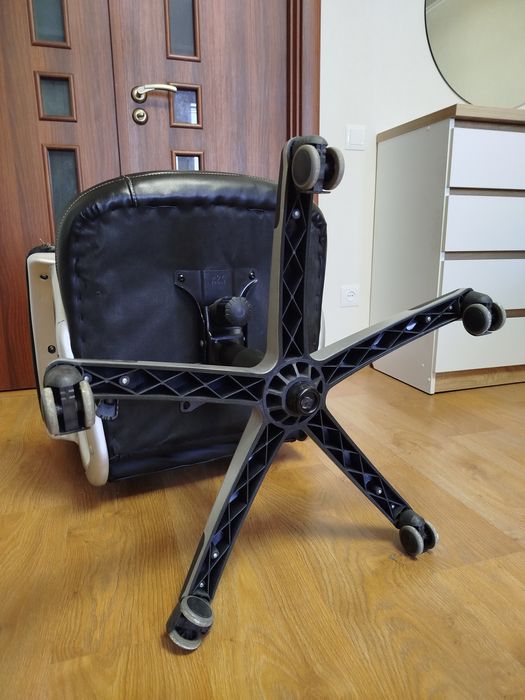 Офісне крісло Аклас. М'яке крісло на колесах