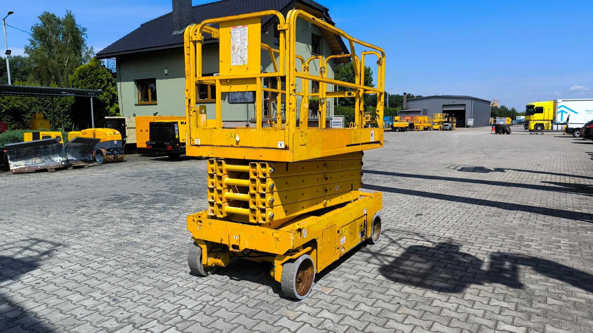 Elektryczny podnośnik nożycowy GENIE GS 3246 rok 2007 cena 22500 netto