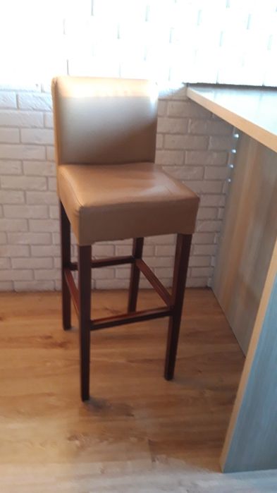 Zestaw stół i dwa Hokery