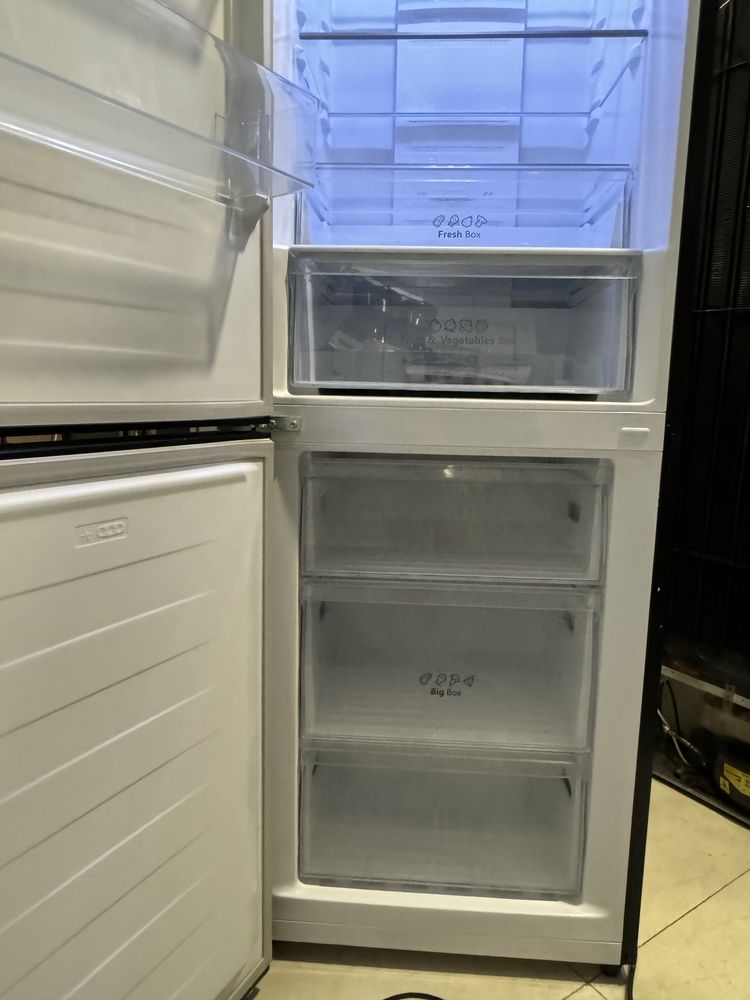 Hisense 2 м. чорне скло  No Frost холодильник hh22210