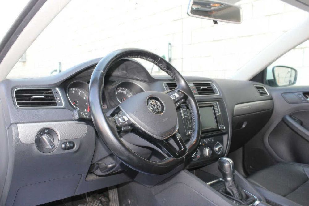 Volkswagen Jetta SE      2017