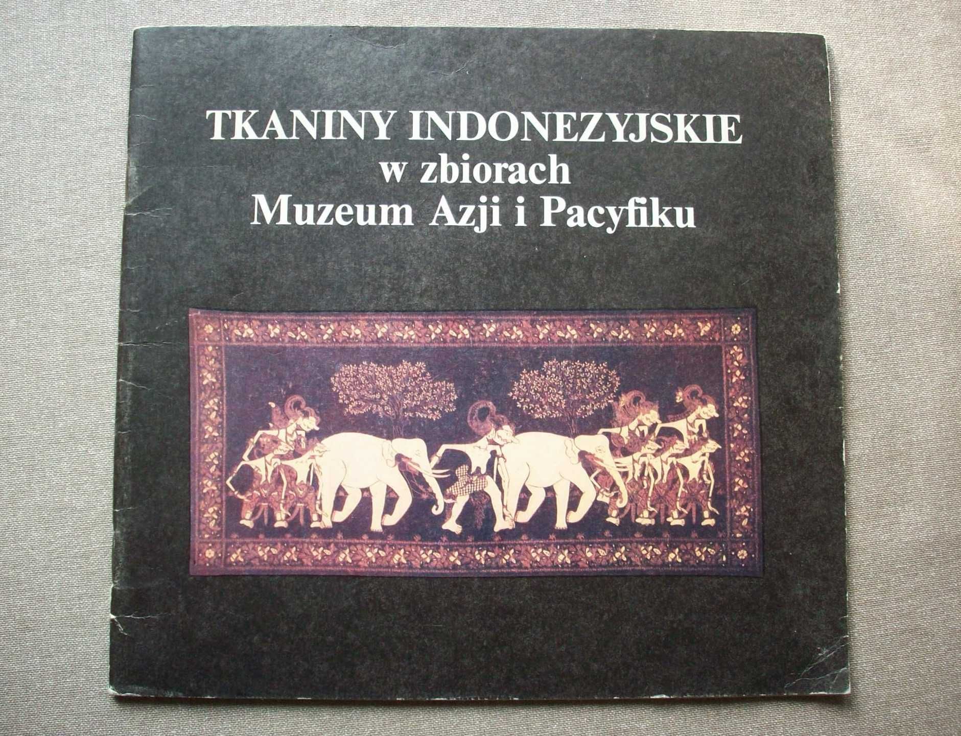 Tkaniny indonezyjskie w zbiorach Muzeum Azji i Pacyfiku.