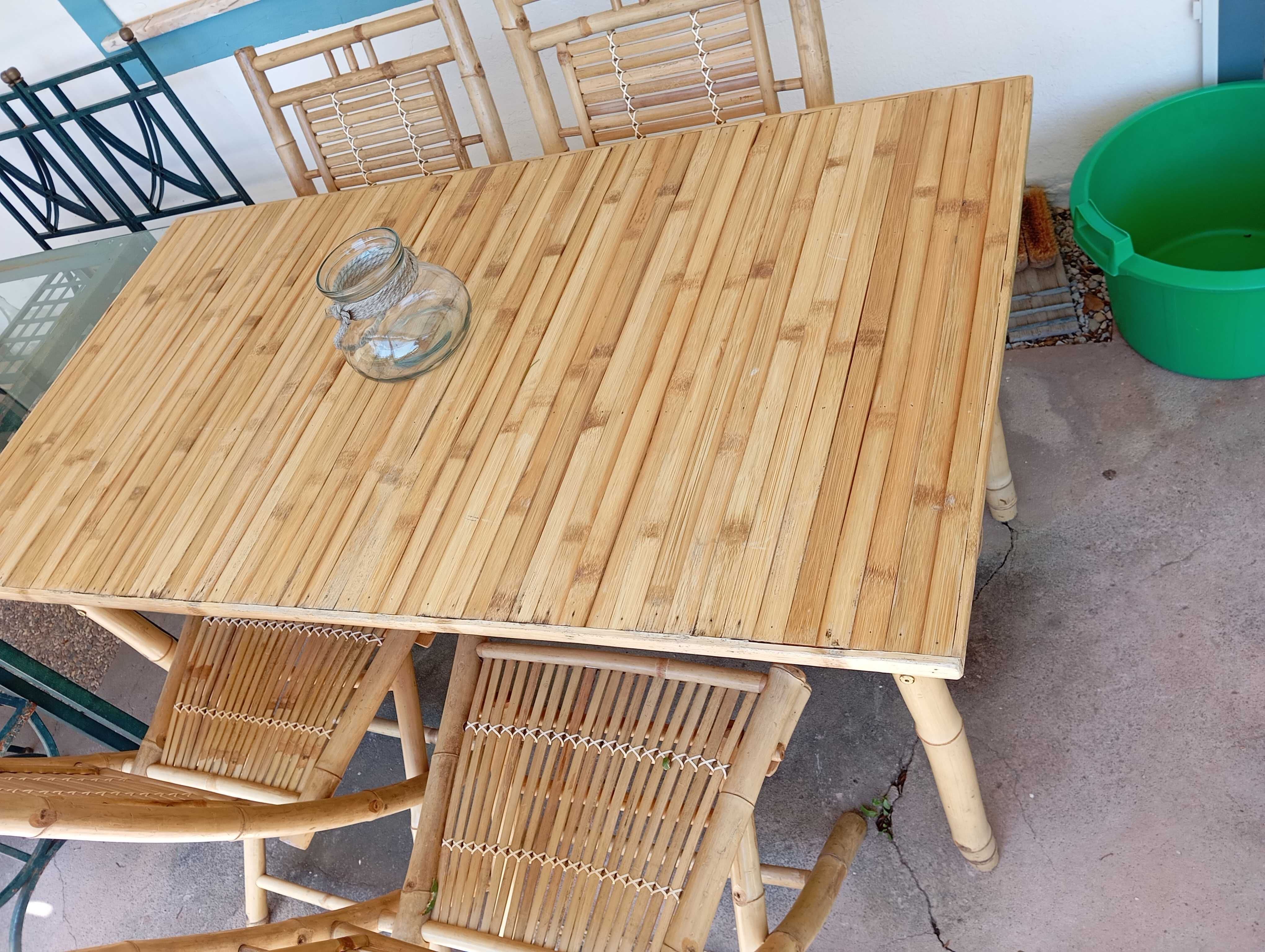 Mesa de jantar em bambu e 4 cadeiras (Sklum)