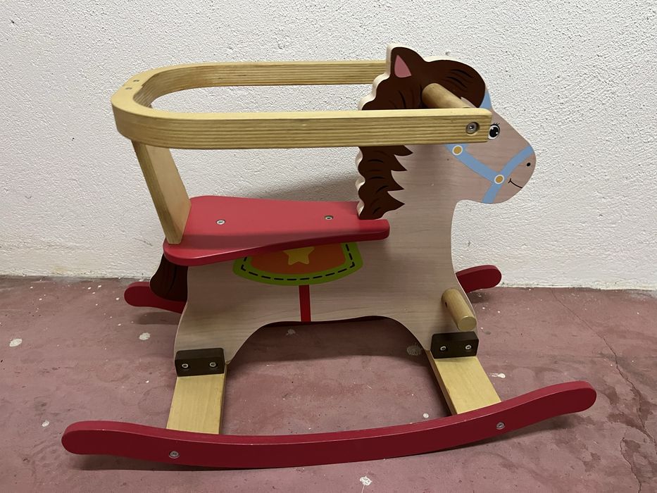 Cavalo de pau para crianças