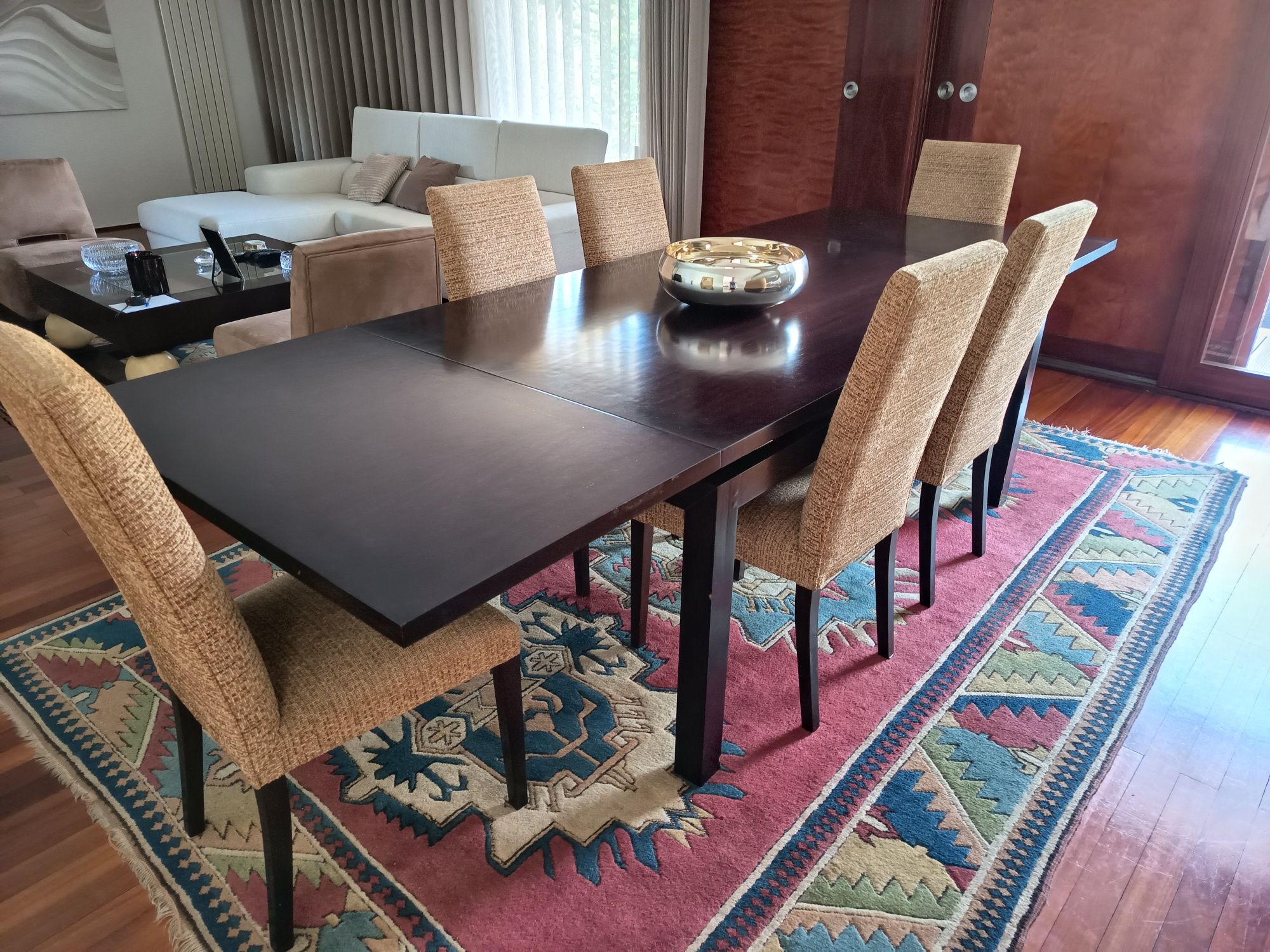 Mesa de sala com oito cadeiras