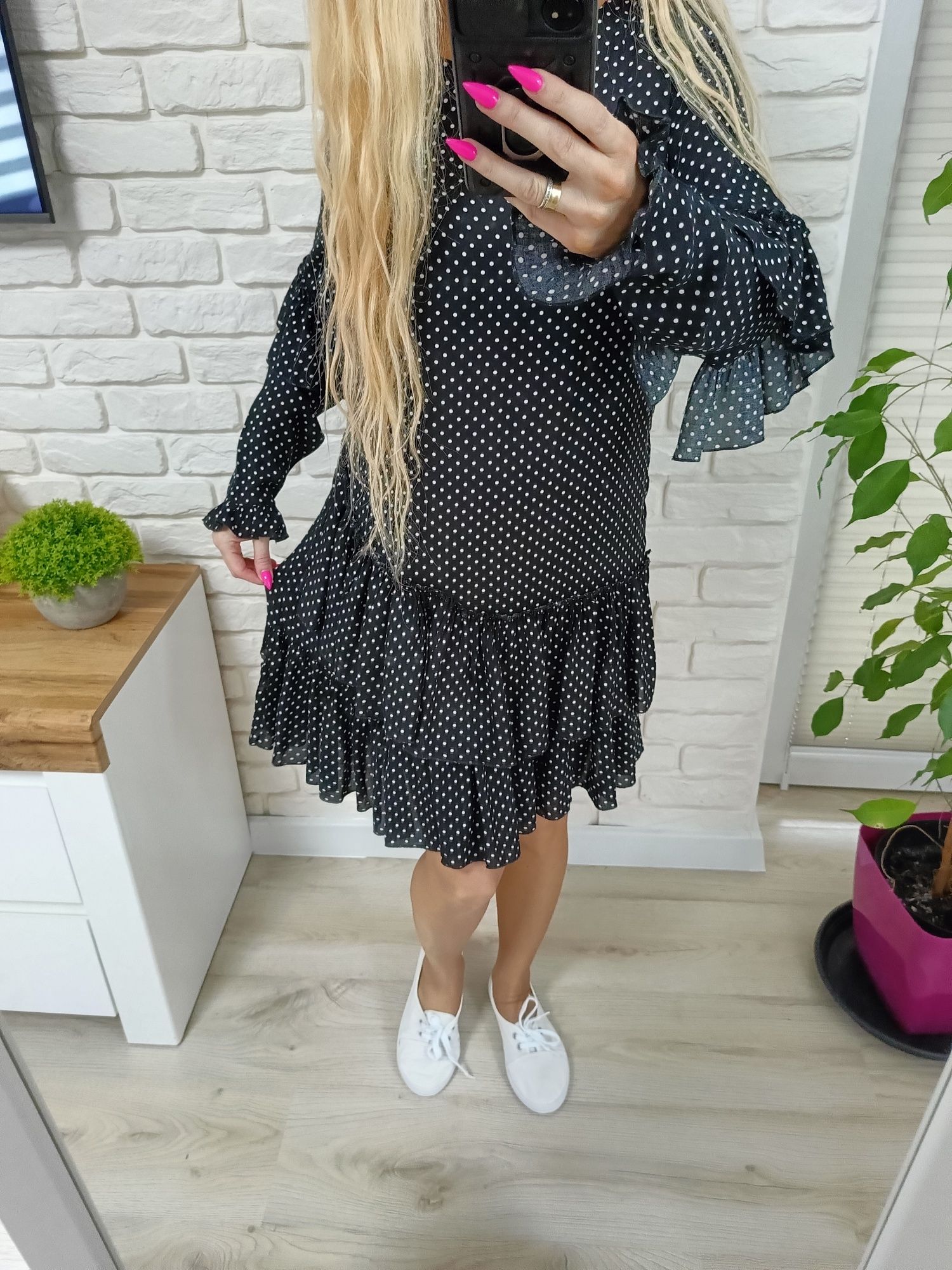 Czarna sukienka w groszki Bizuu