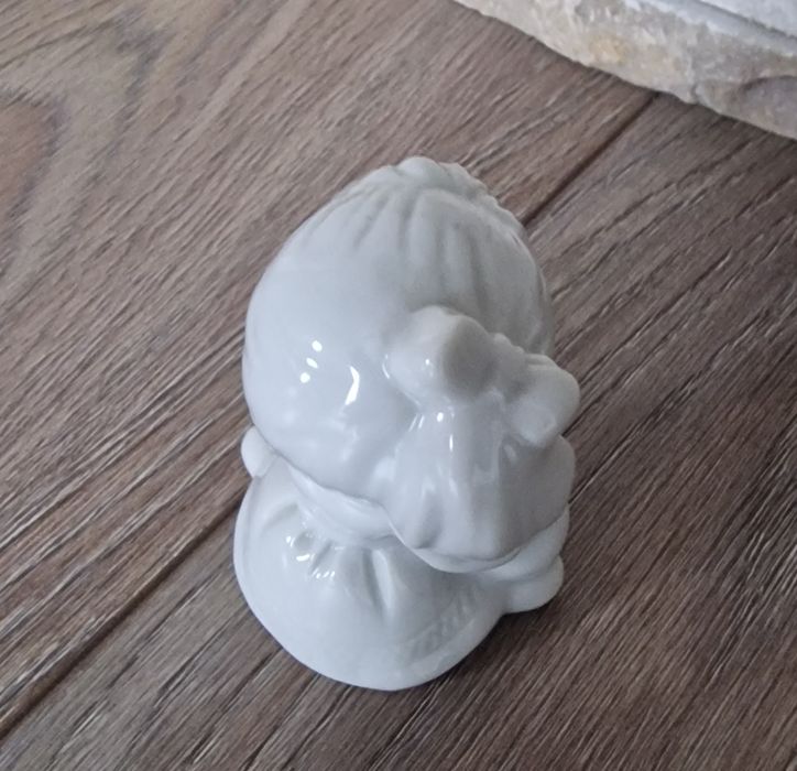 Figurka dziewczynka z kotem