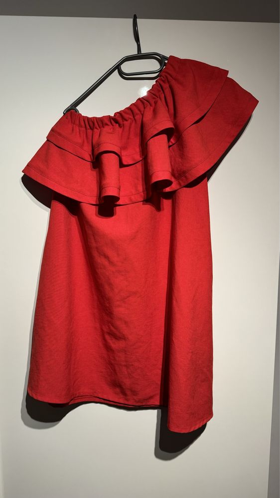Czerwona sukienka na jedno ramie