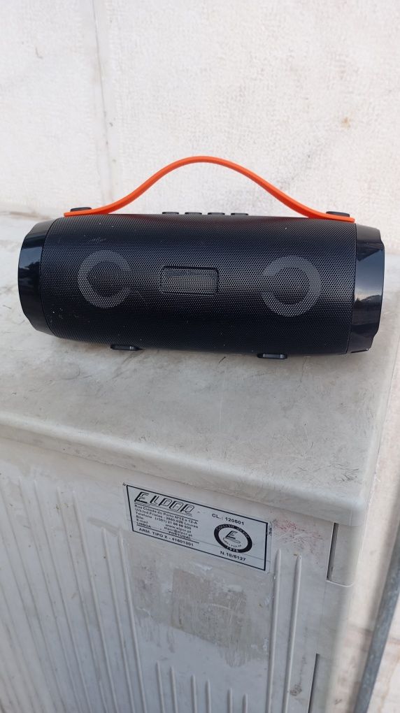 Coluna de som estilo JBL