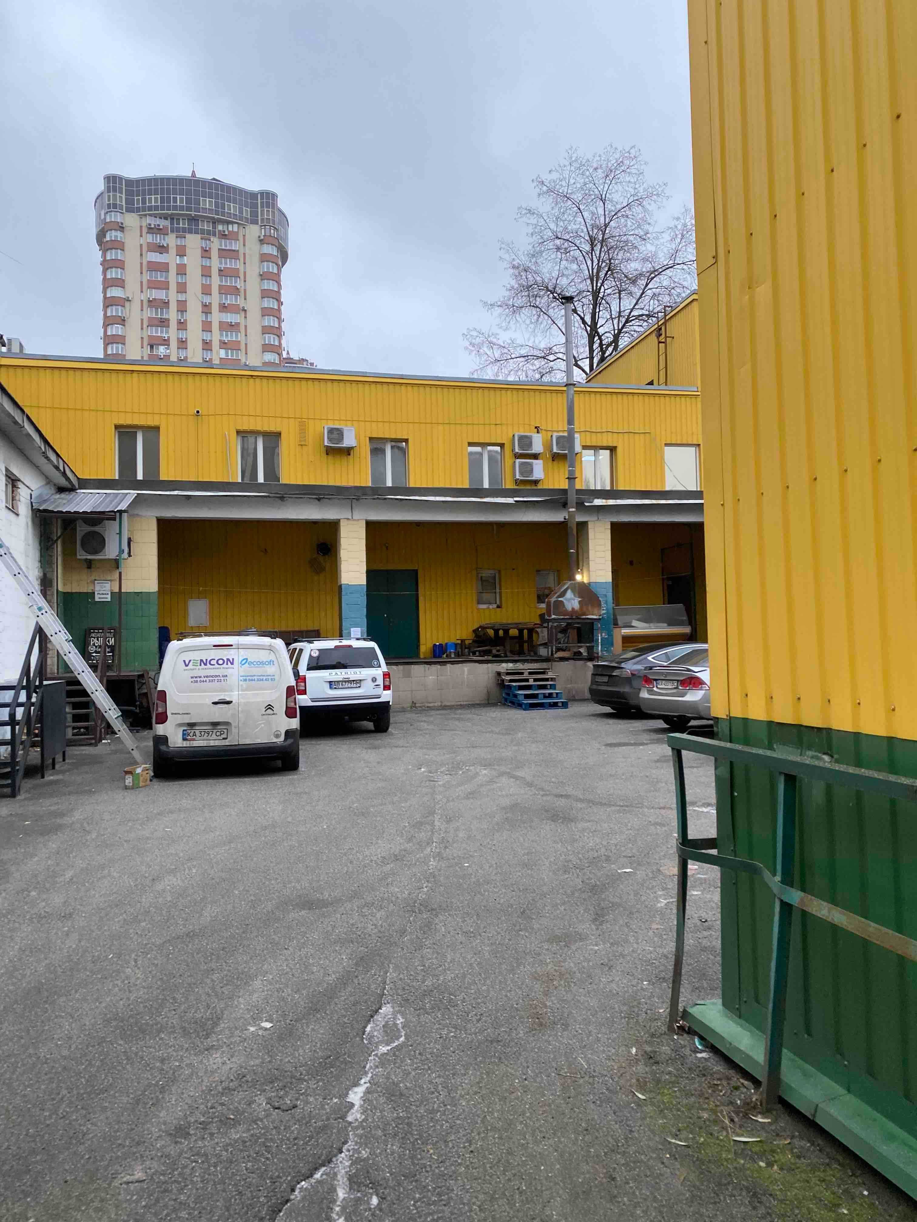 Торгівельне приміщення біля метро Житомирська 879 кв.м РАМПА
