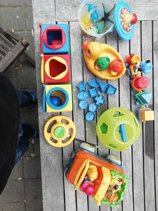 Brinquedos e jogos vários para crianças pequenas