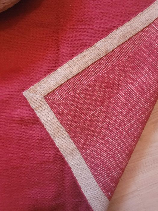 Tapete vermelho escuro /bordeaux em otimo estado