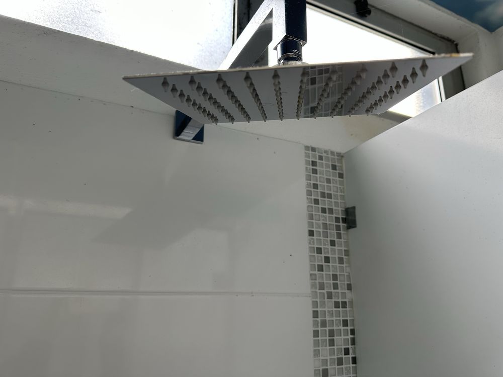 Chuveiro UBANHO inox com braço de parede
