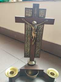 Piękny stary krzyż z drogą krzyżową i świecznikami