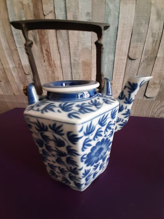 Bule hexagonal em cerâmica azul e branco