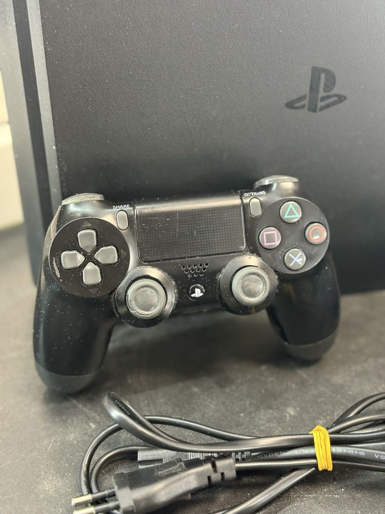 Konsola Sony PS4 Slim 1TB + pad + kable + ładowarka