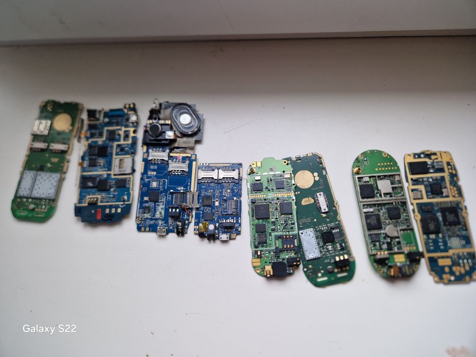 Платы от кнопочных  телефонов, плюс разъём сим