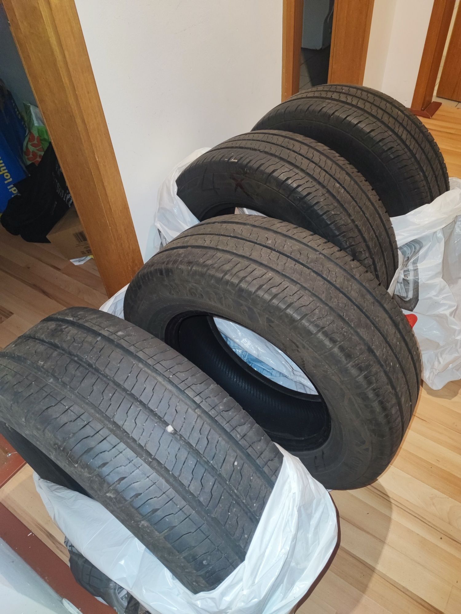 Продам резину 235 65 r16 c Continental (2920)