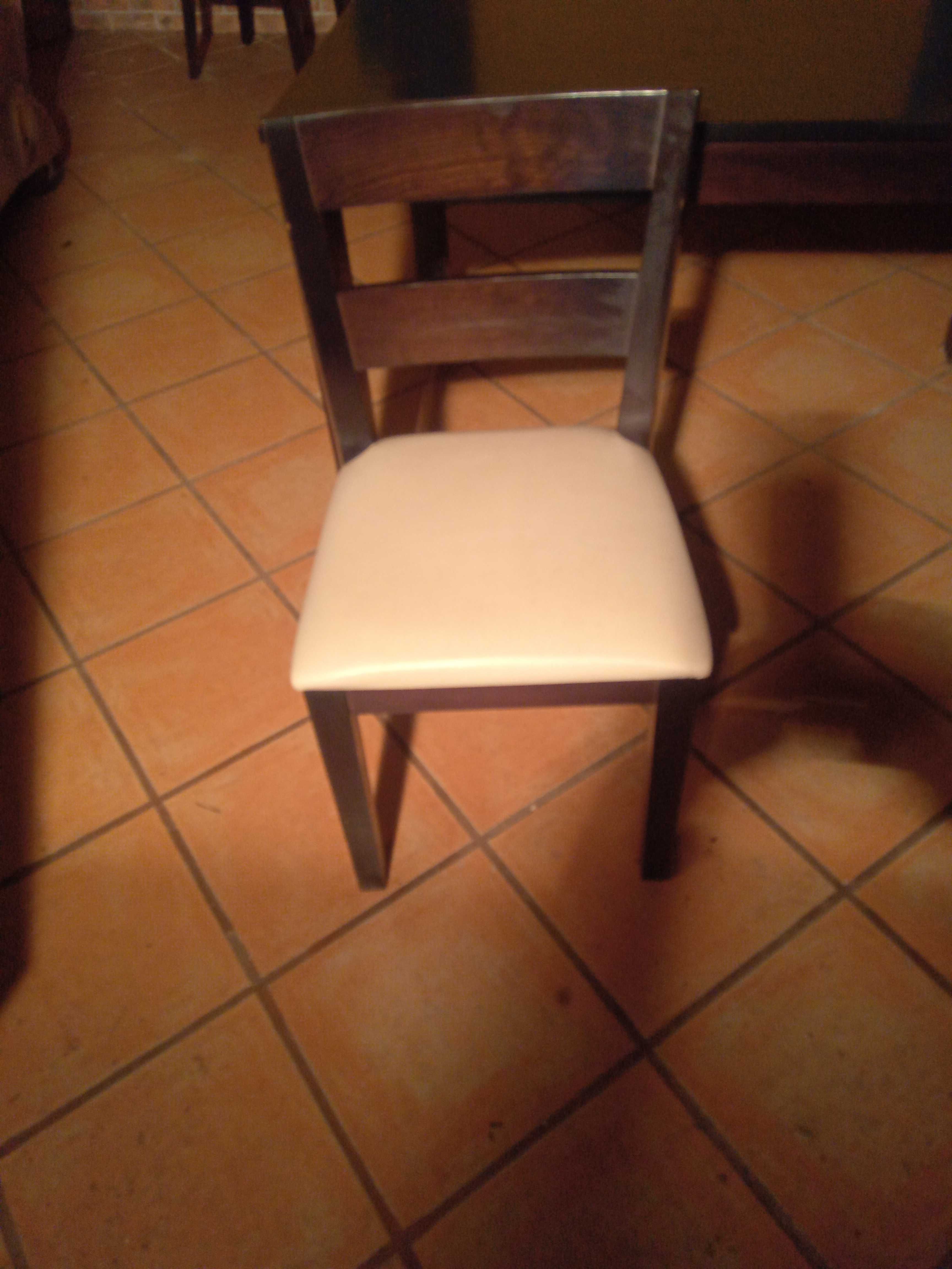 mesas e cadeiras