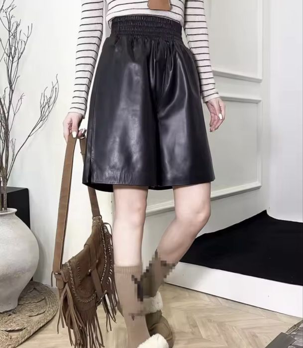 Чорні шкіряні жіночі шорти бермуди