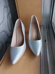Sapatos prateados brilhantes