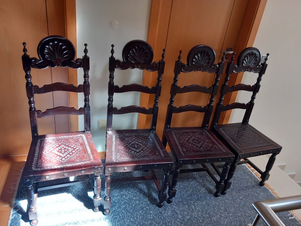 4 cadeiras antigas em couro antigo