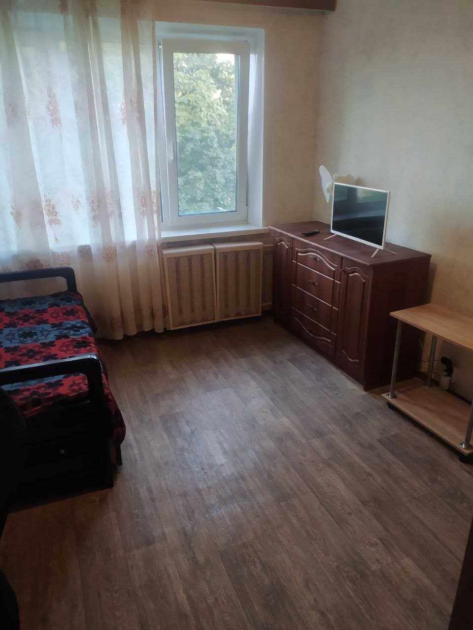 Аренда.Сдам комнату парню возле метро Дарница без комиссии.