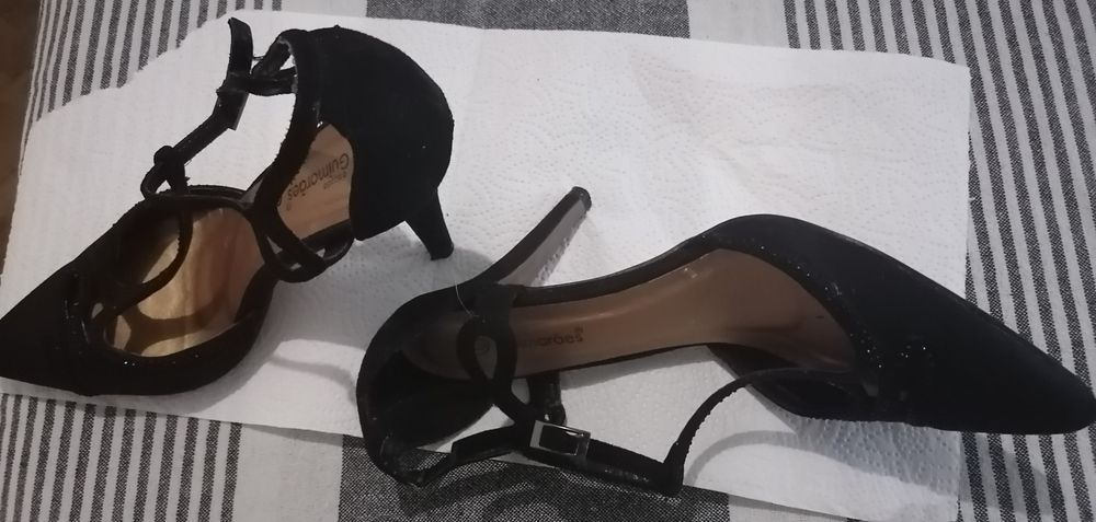 Lindos sapatos em camurça preta