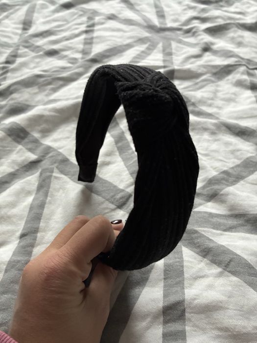 Opaska w kolorze czarnym