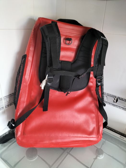 Boia e mala de caça submarina