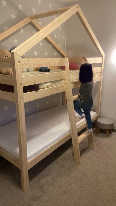 Łóżko piętrowe domek z materacem