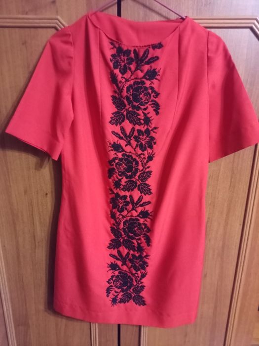 Сукня вишита бісером.