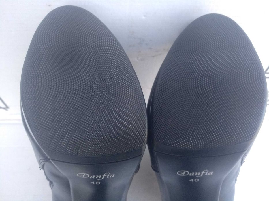 Ботільйони стріпи на платформі Danfia на хутрі, р.40 Нові