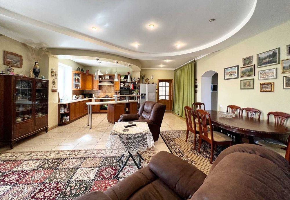 Продаж жилого будинку. Газ,камін,твердопалевний котел,гараж,підвал.