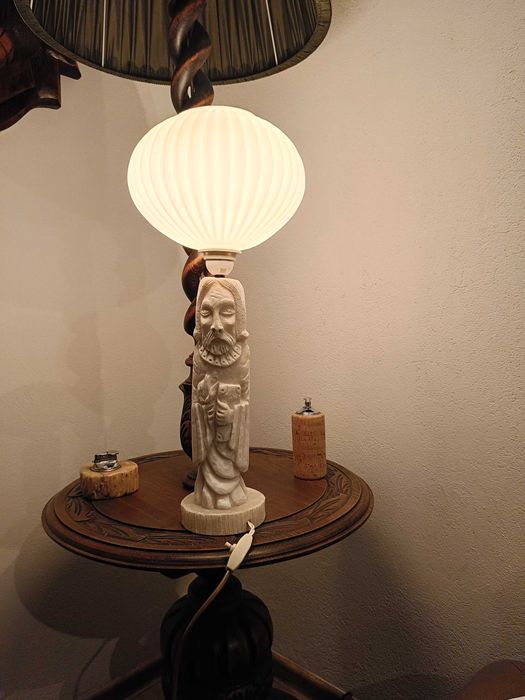 Lampa stołowa z podstawą rzeźby z białego alabastru