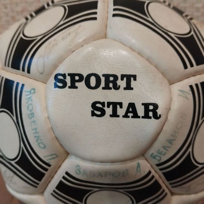 Футбольный мяч(сувенир) с подписями легендарного ФКДК