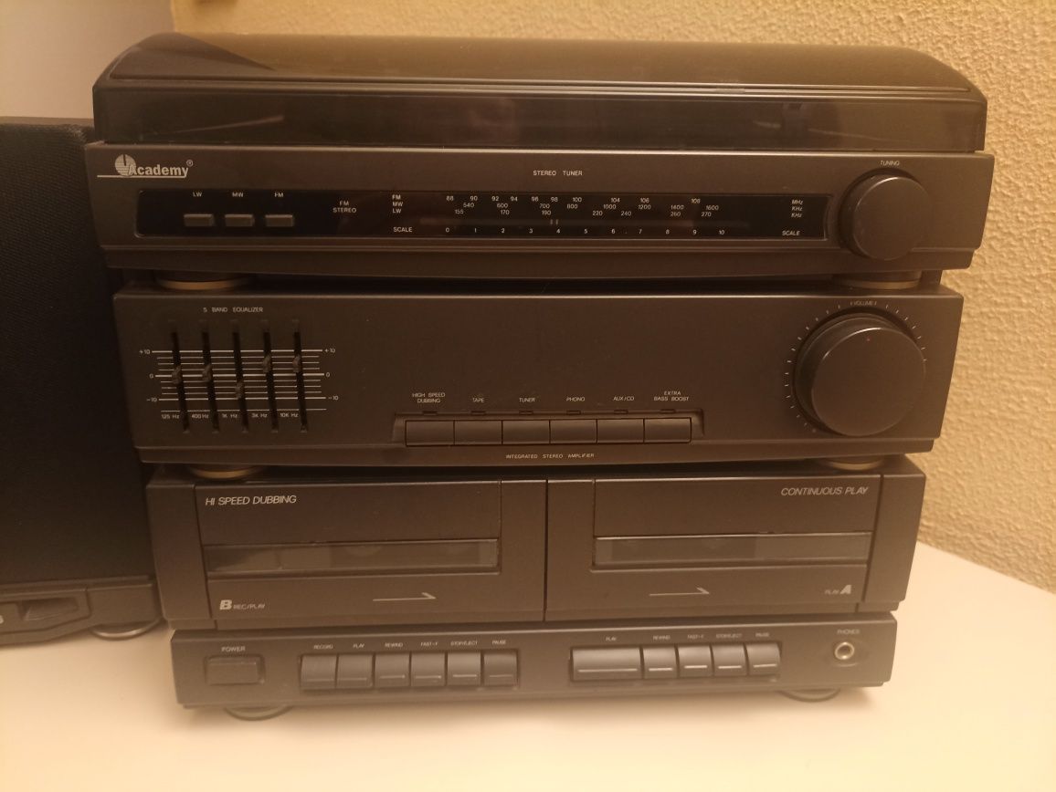 Aparelhagem com gira-discos, duplo leitor cassetes e rádio