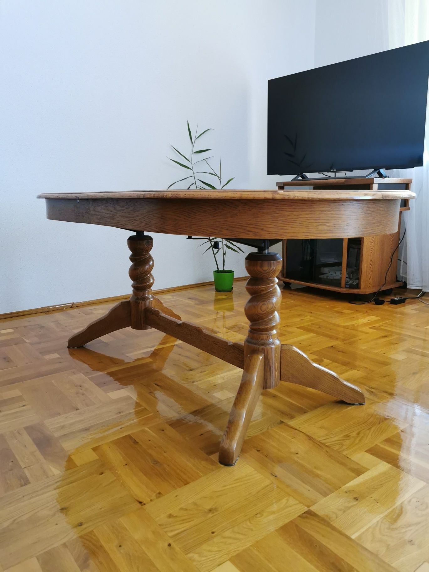 Rozkładany drewniany stół