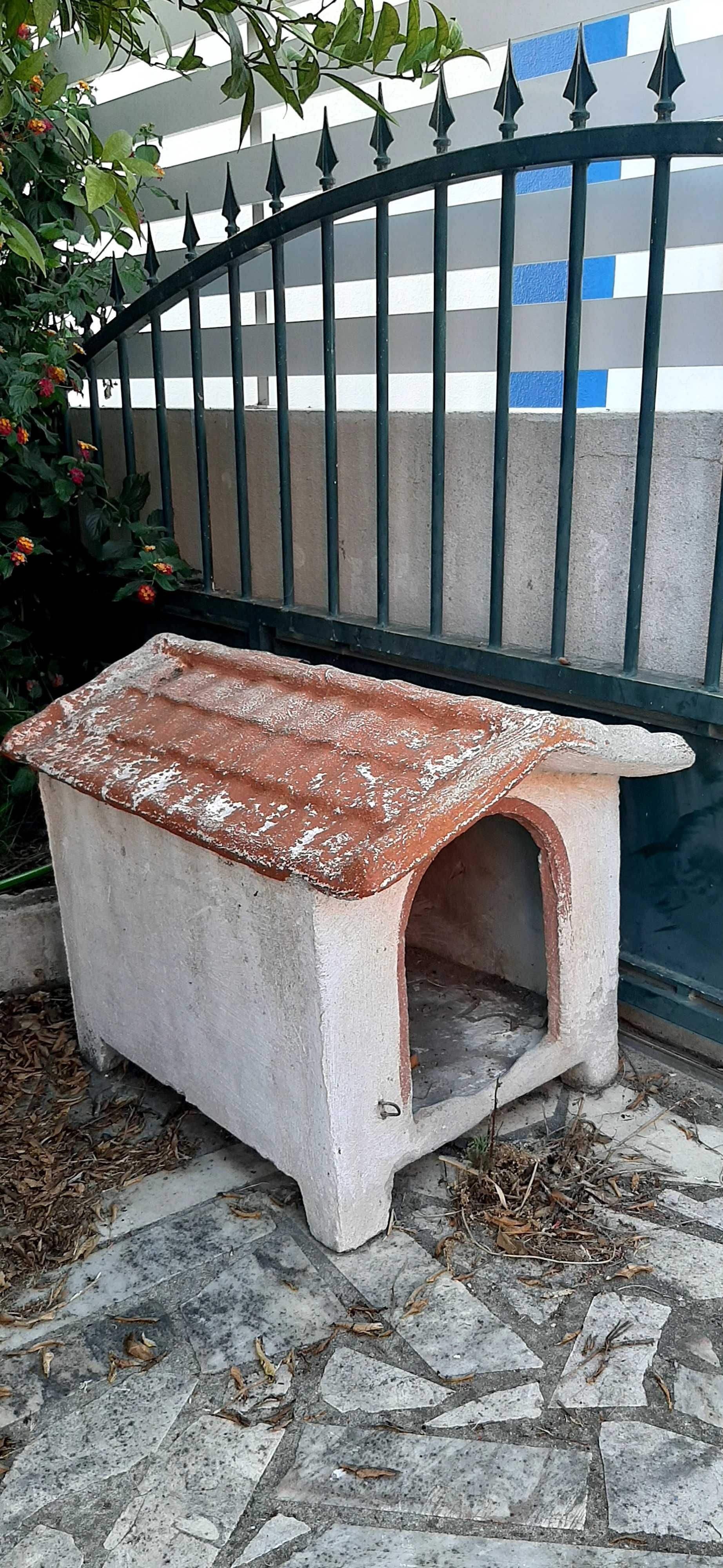 Vende-se casota de cimento para cão de porte médio.