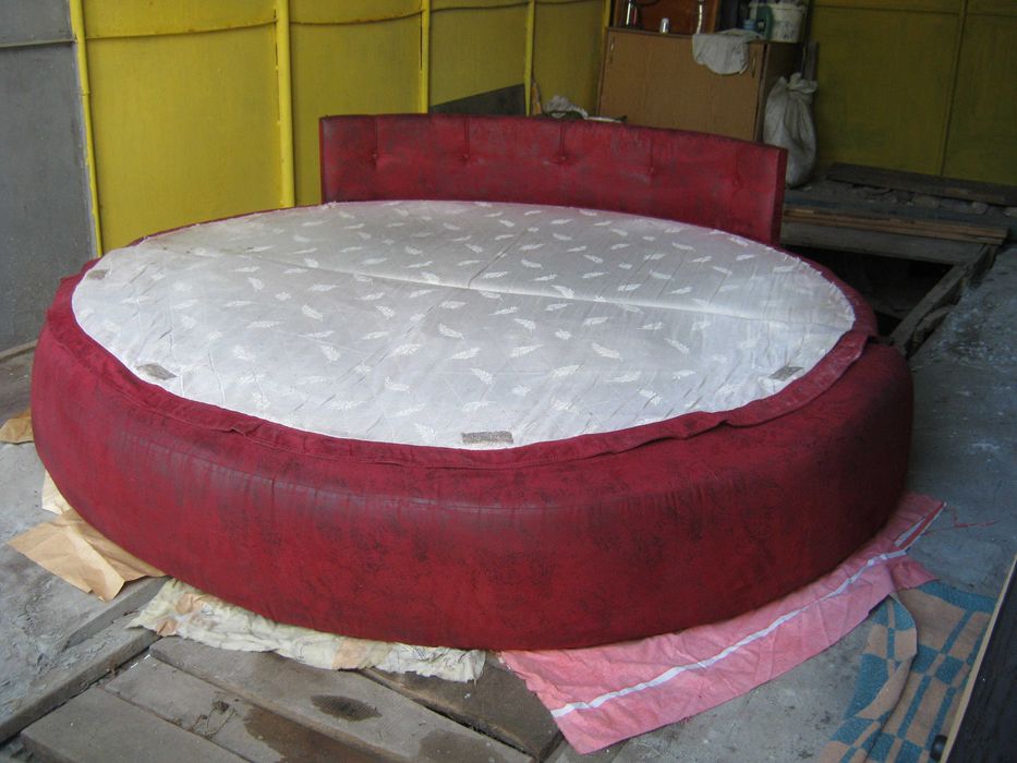 Круглый диван с приставными пуфами с отсеками для белья.