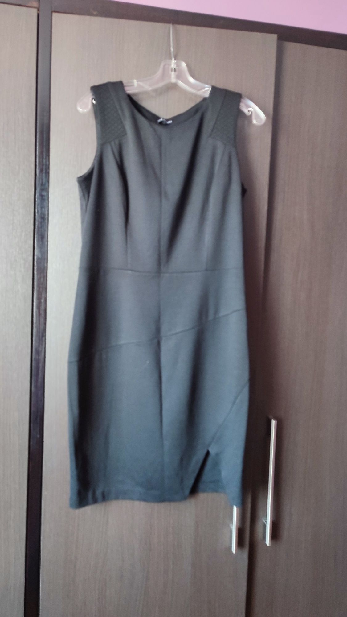 Sukienka czarna dopasowana