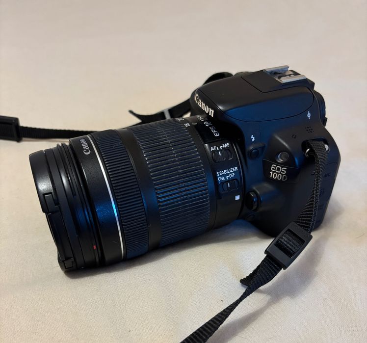 Máquina fotográfica Canon EOS 100D c/ objetiva 18-135mm e acessórios
