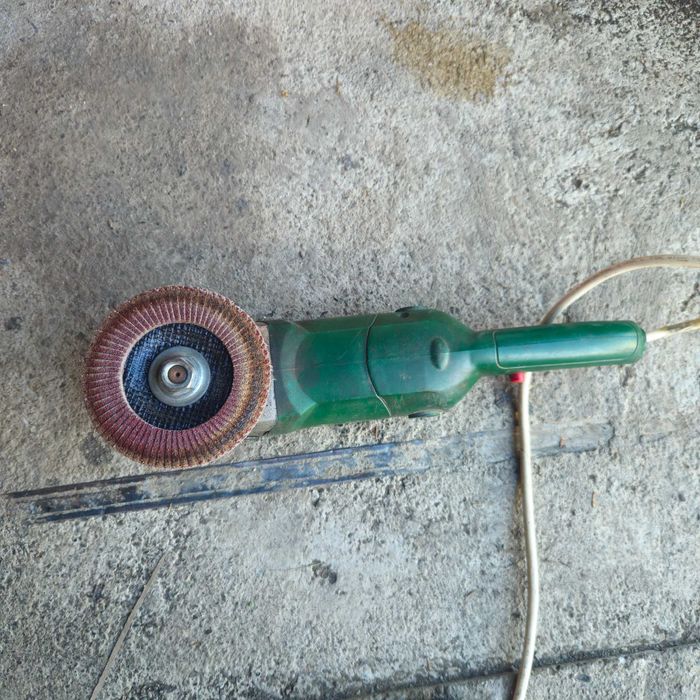 Продам болгарку DWT