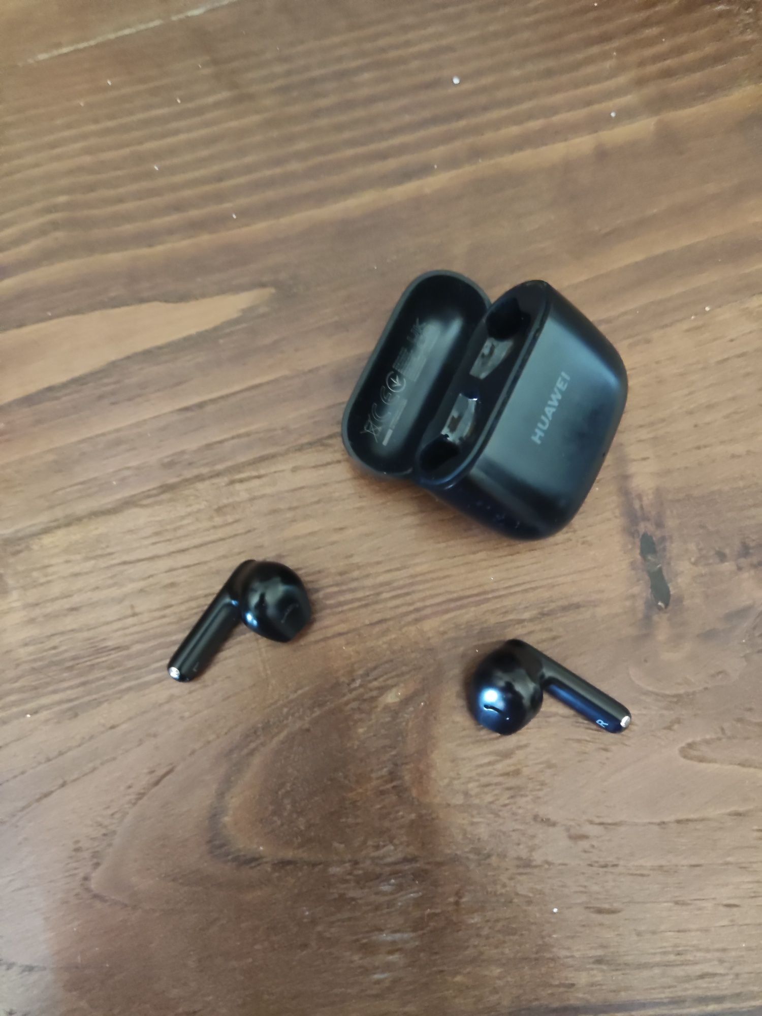 Huawei FreeBuds SE 2, pouco usados e com cabo de carregamento