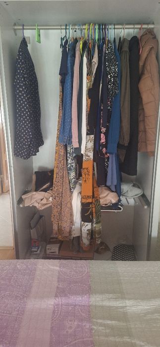 Roupeiro com portas deslizantes e vidro embutido